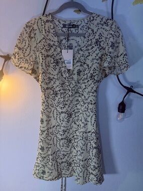 Missguided Cream Yellow Floral V-Neck Mini Dress